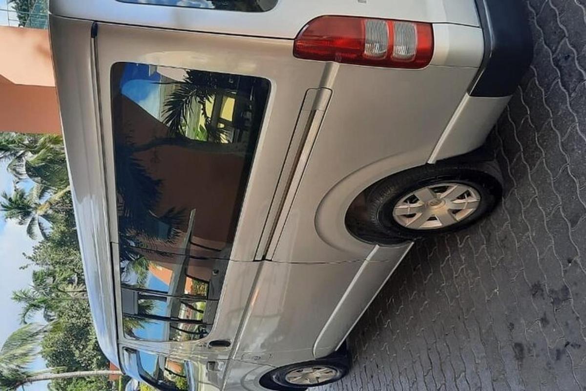 una vista posteriore di un'auto con la portiera aperta