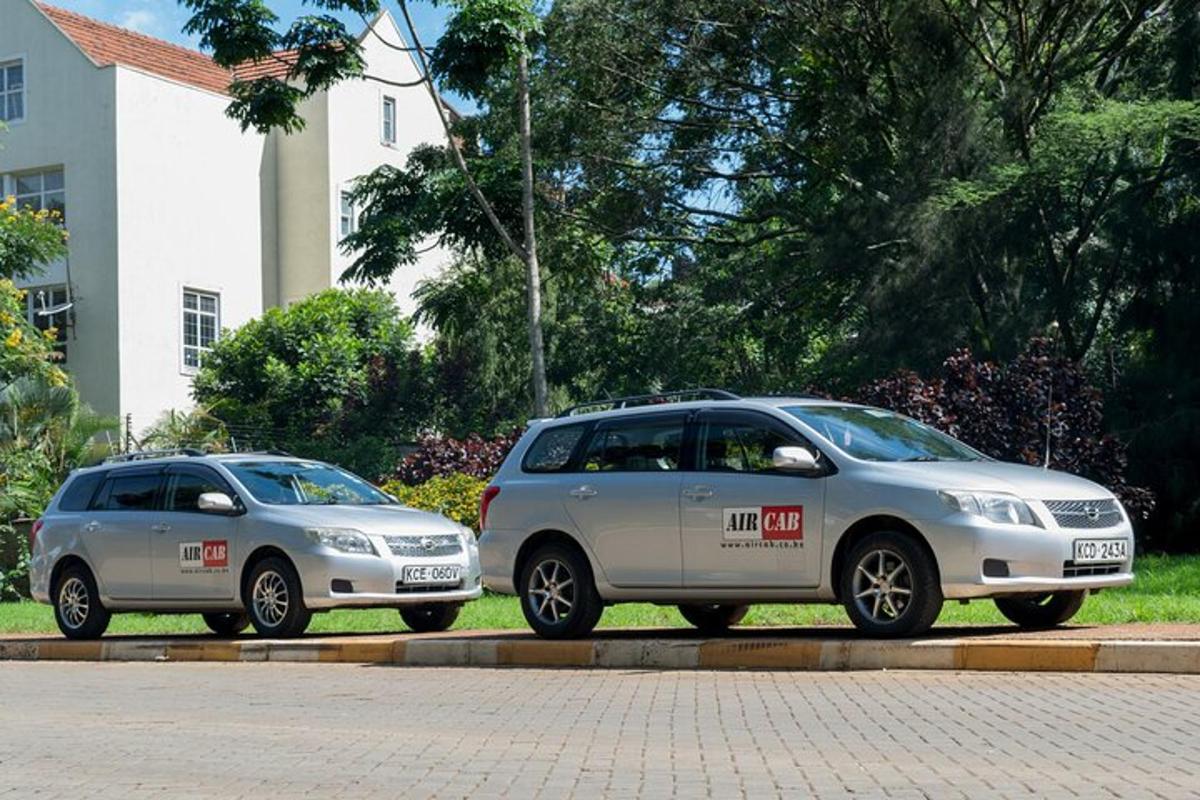 dwa samochody zaparkowane obok siebie na ulicy