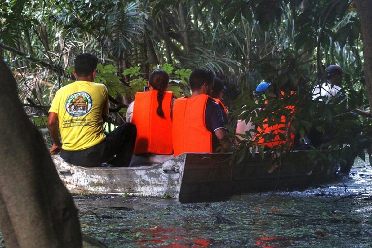 Un grupo de personas sentadas en un bote en un río