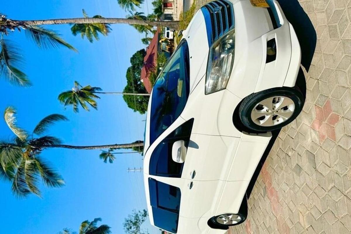 bílé auto zaparkované na boku budovy