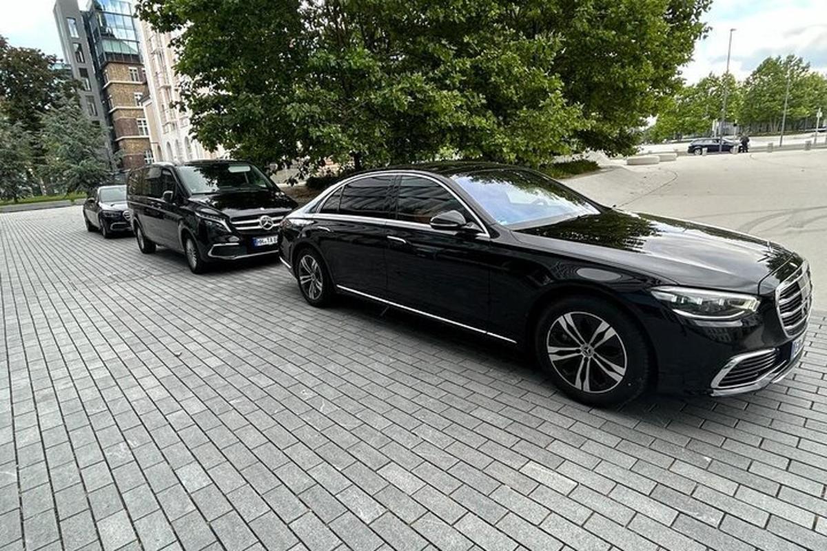 černé auto zaparkované vedle černého kamionu