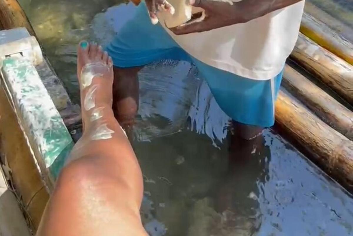 una persona in acqua con i piedi nell'acqua