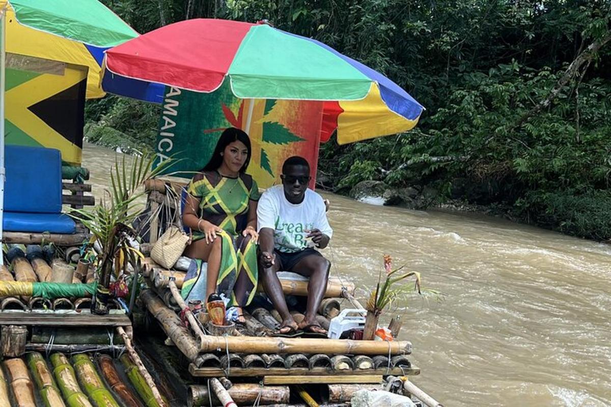un uomo e una donna seduti su una zattera in un fiume