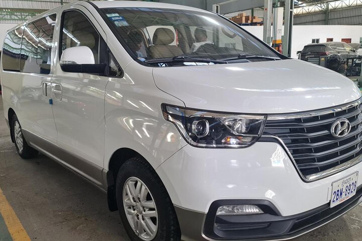 sebuah van putih diletakkan di tempat letak kereta