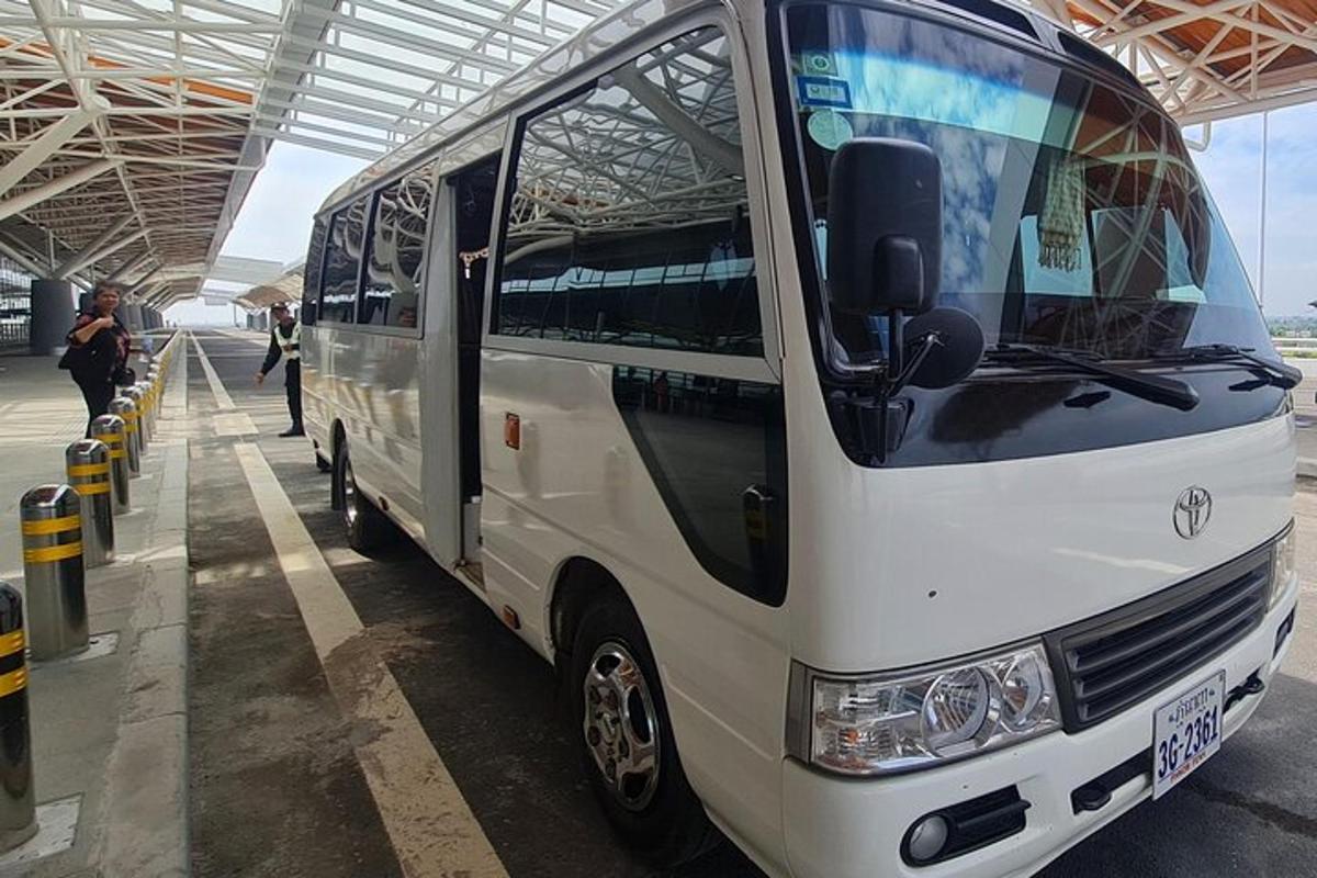 balts autobuss ir novietots ēkā