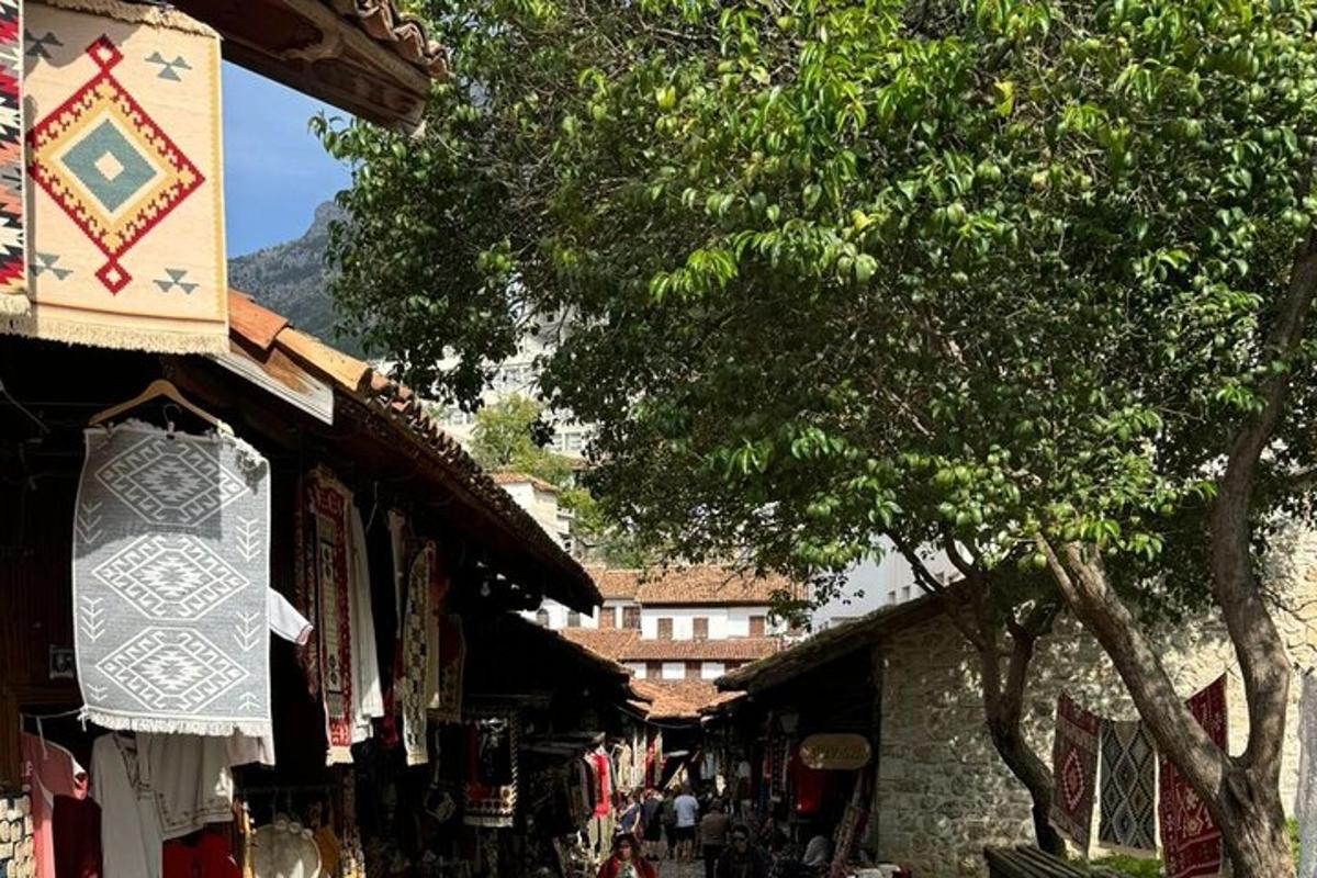 ulice s obchody, stromem a budovou