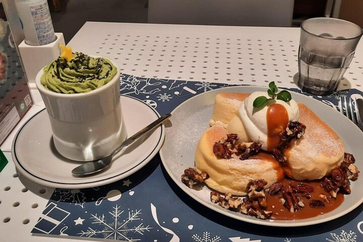 o masă cu o farfurie cu mâncare și o ceașcă de cafea