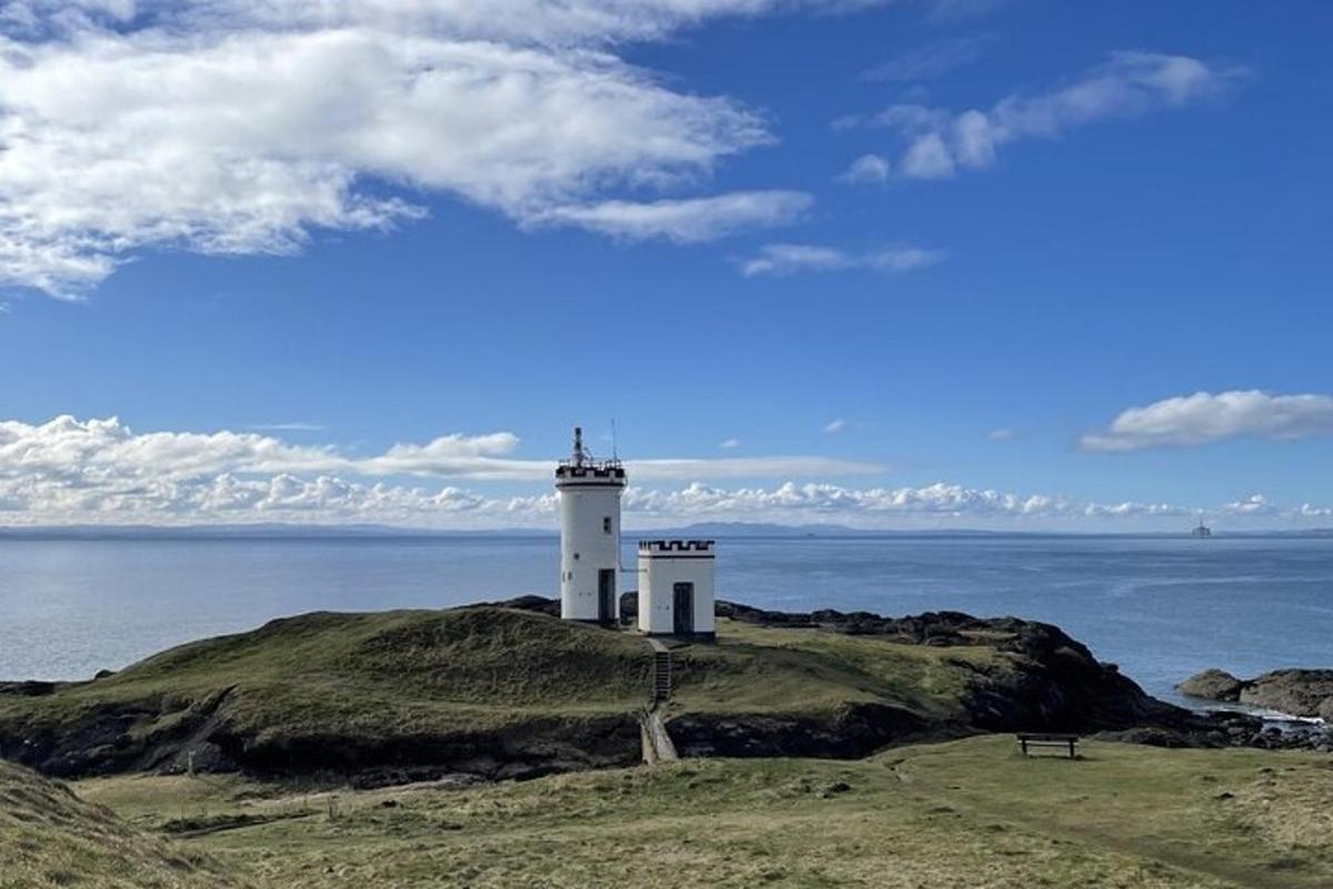 viti ofan á lítilli eyju í hafinu