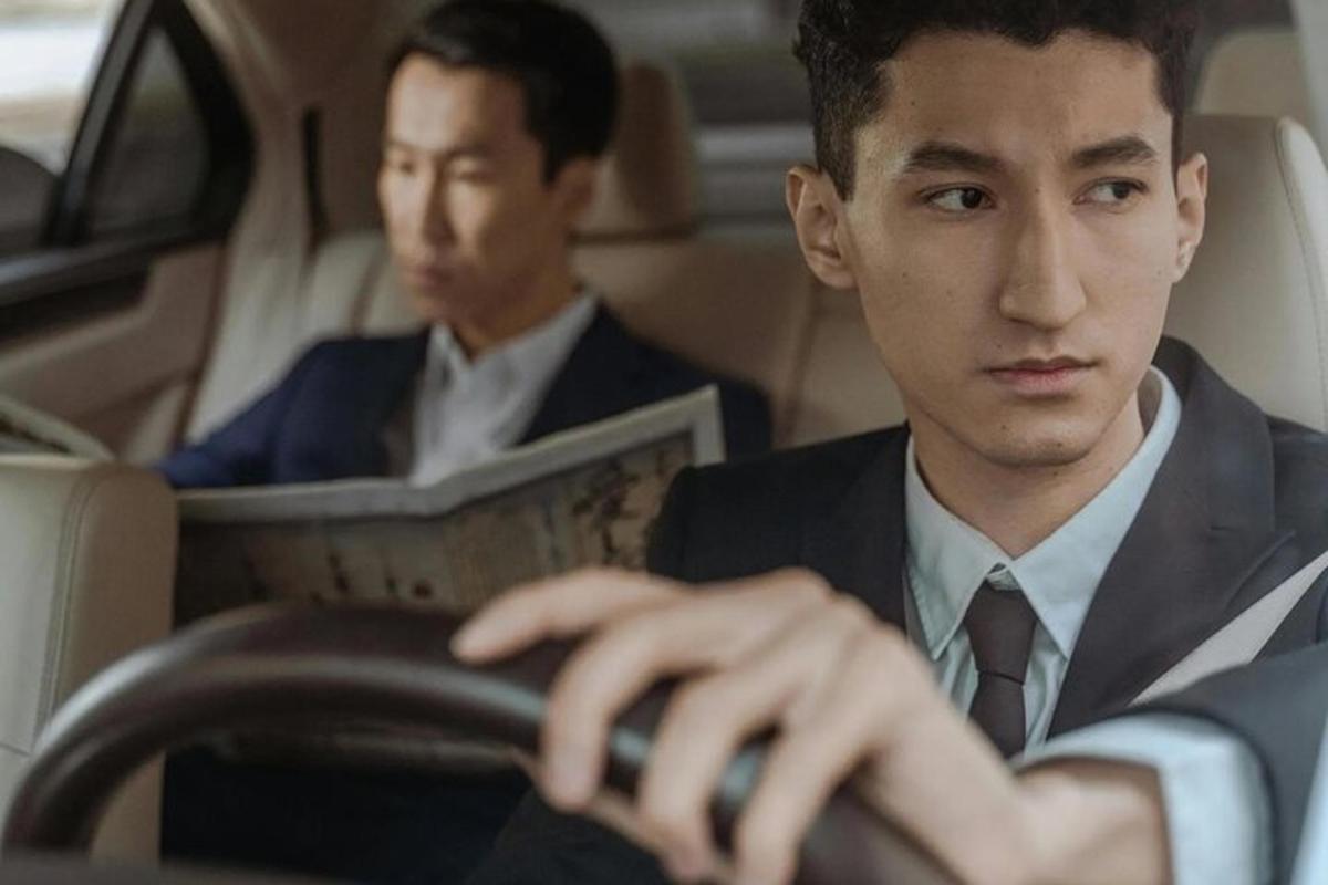 dua lelaki berpakaian sut duduk di dalam kereta