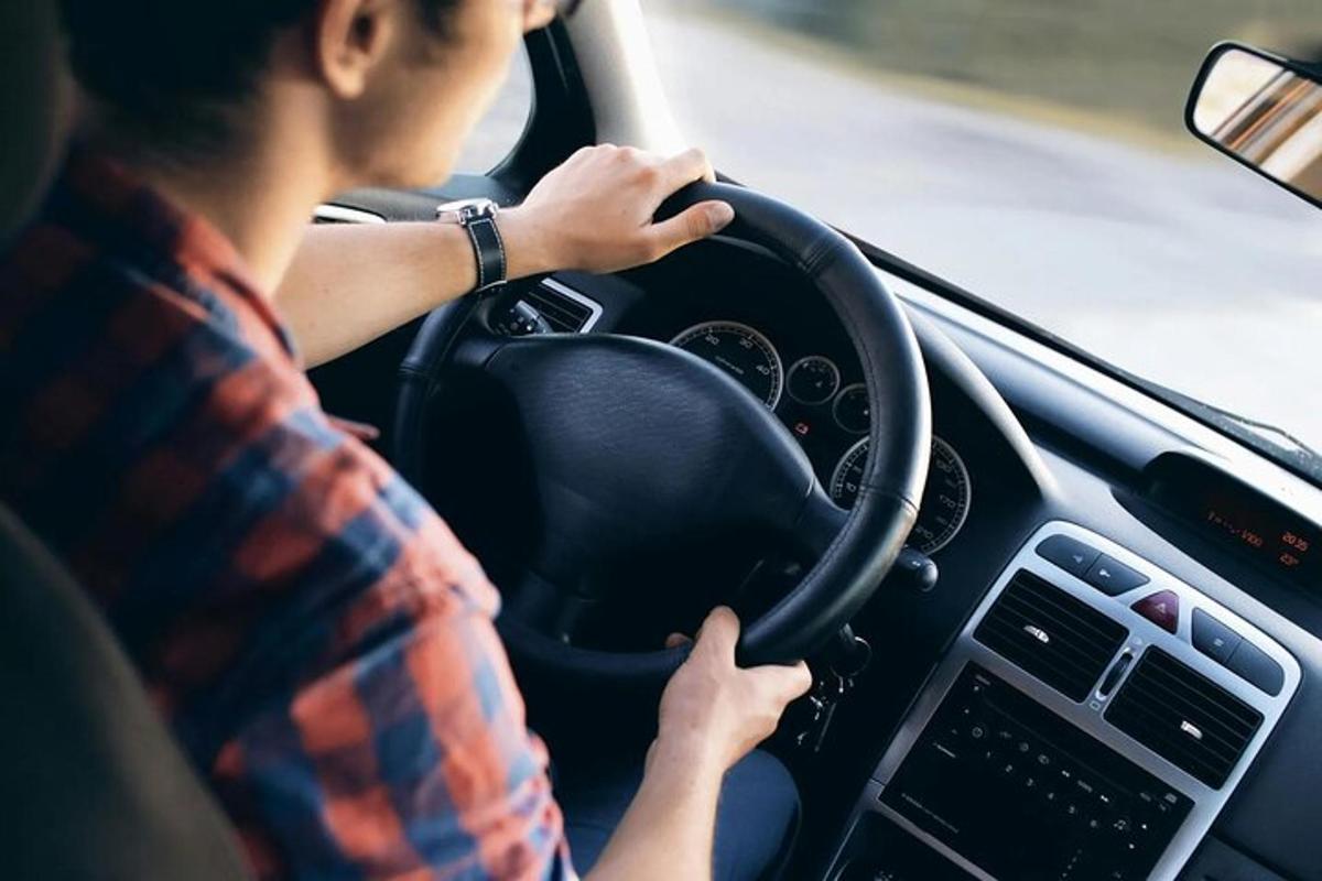 čovjek koji vozi automobil