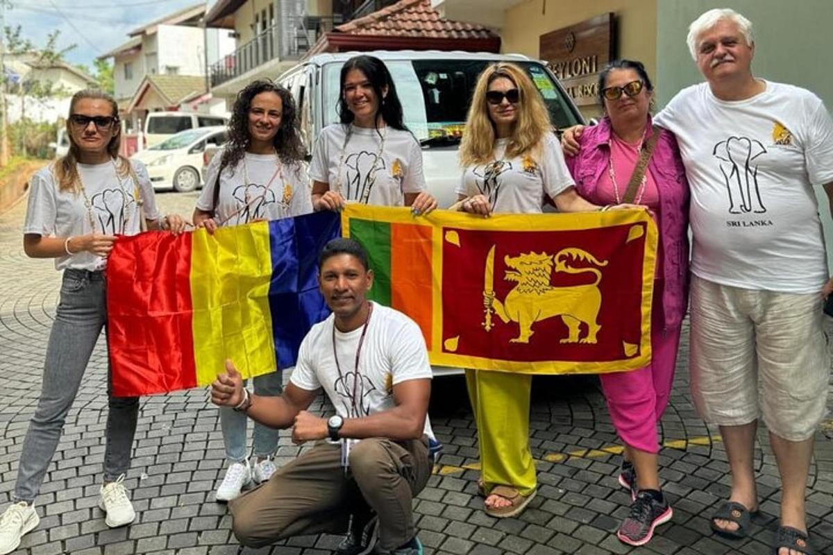 skupina ljudi drži zastave