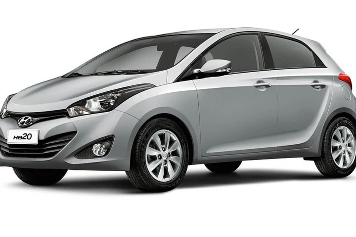 un'auto Toyota Aygo argentata isolata su uno sfondo bianco