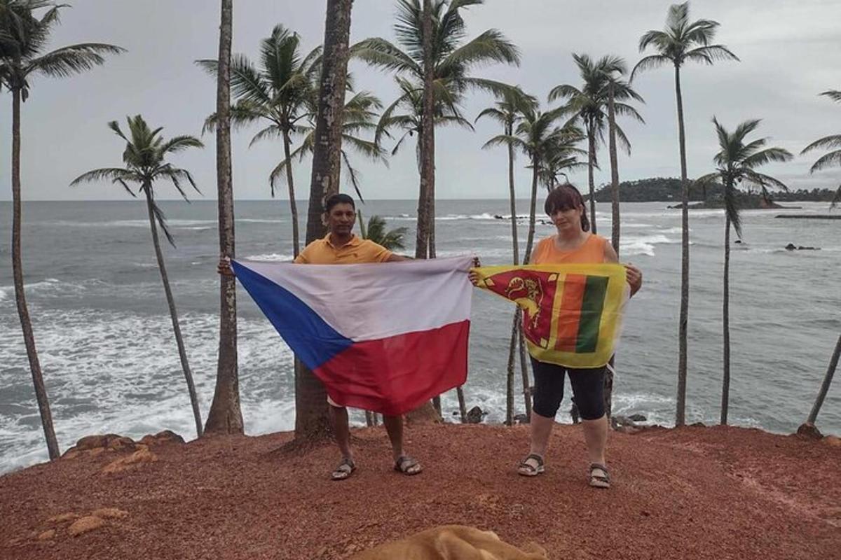 moški in ženska držita zastavo na plaži