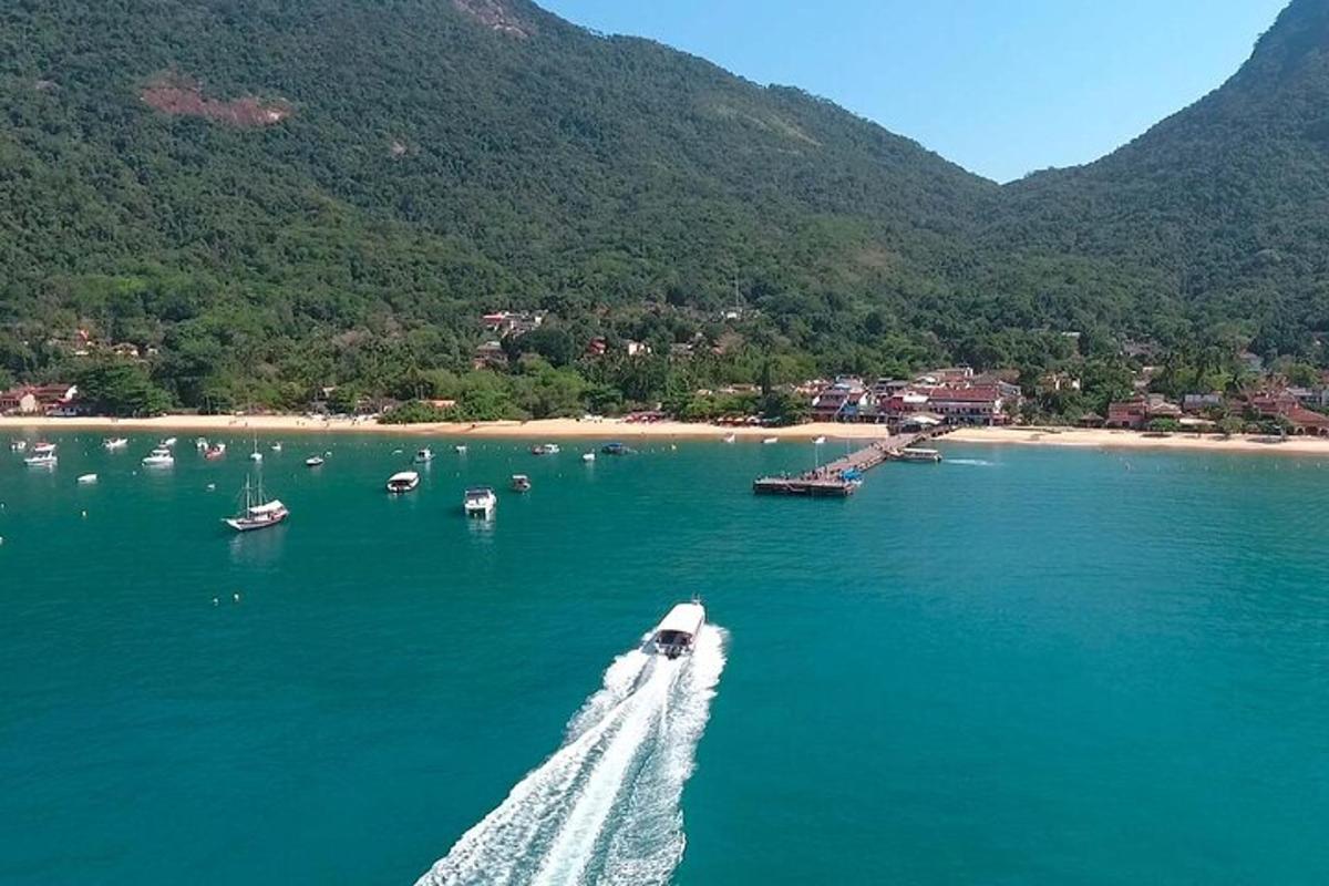 una barca è in acqua vicino a una spiaggia