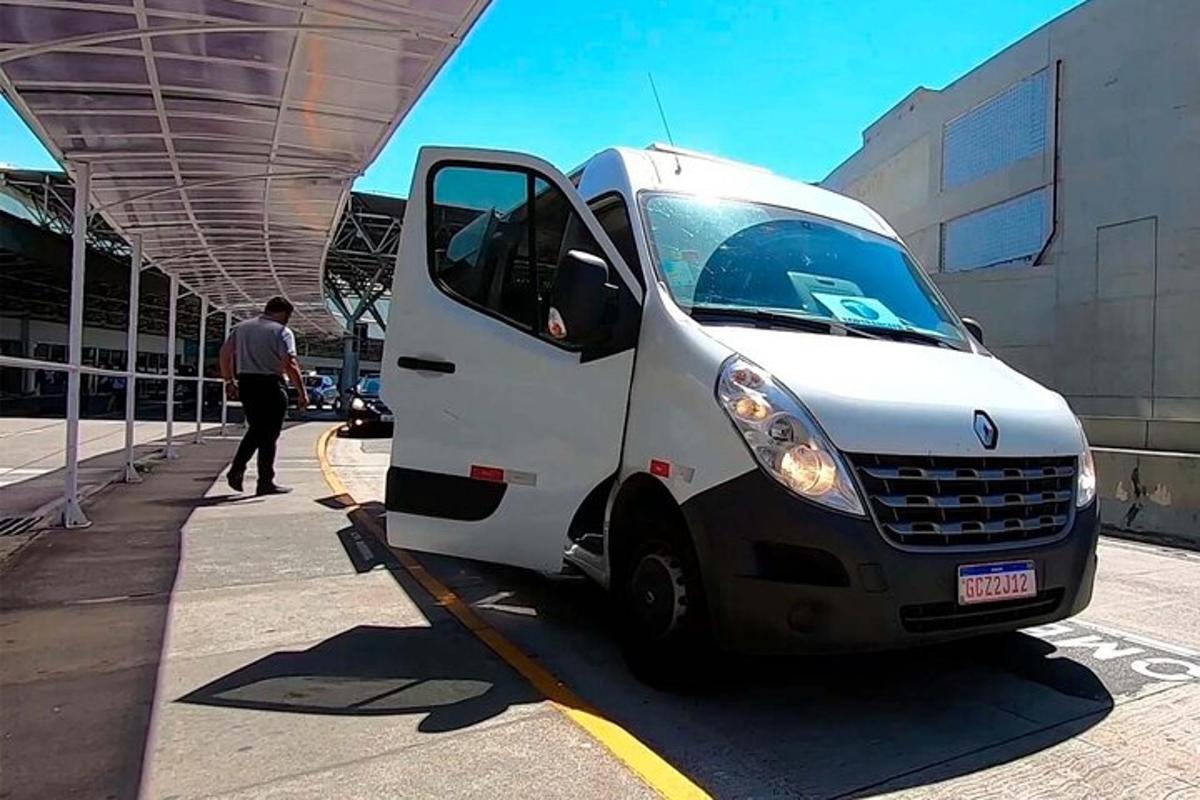un camion bianco è parcheggiato in una stazione di servizio
