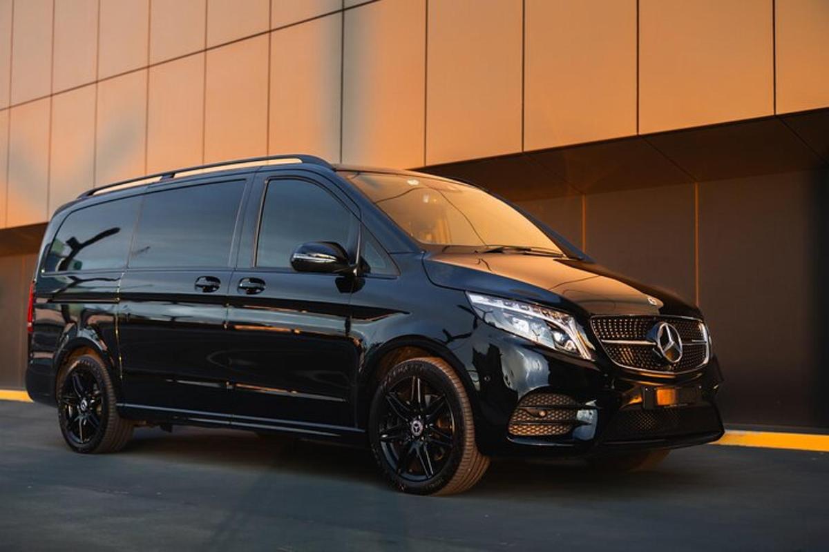 sebuah suv mercedes benz hitam diletakkan di sebelah sebuah bangunan