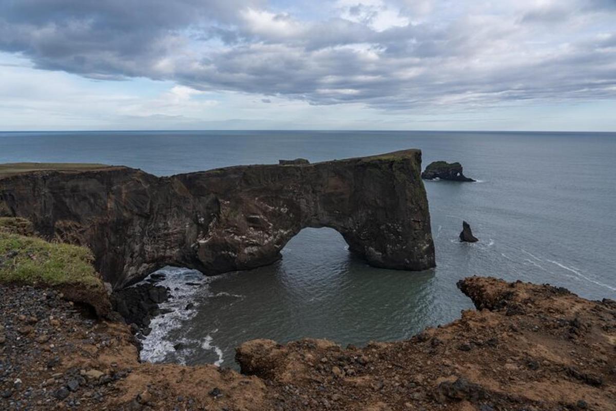una grande formazione rocciosa nell'acqua vicino all'oceano
