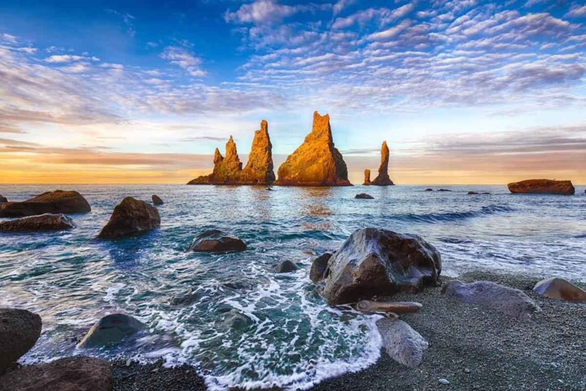 un gruppo di grandi rocce nell'acqua con l'oceano