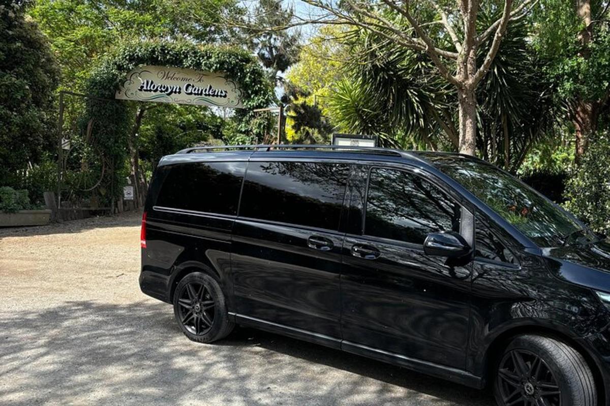 Una camioneta negra estacionada frente a una entrada
