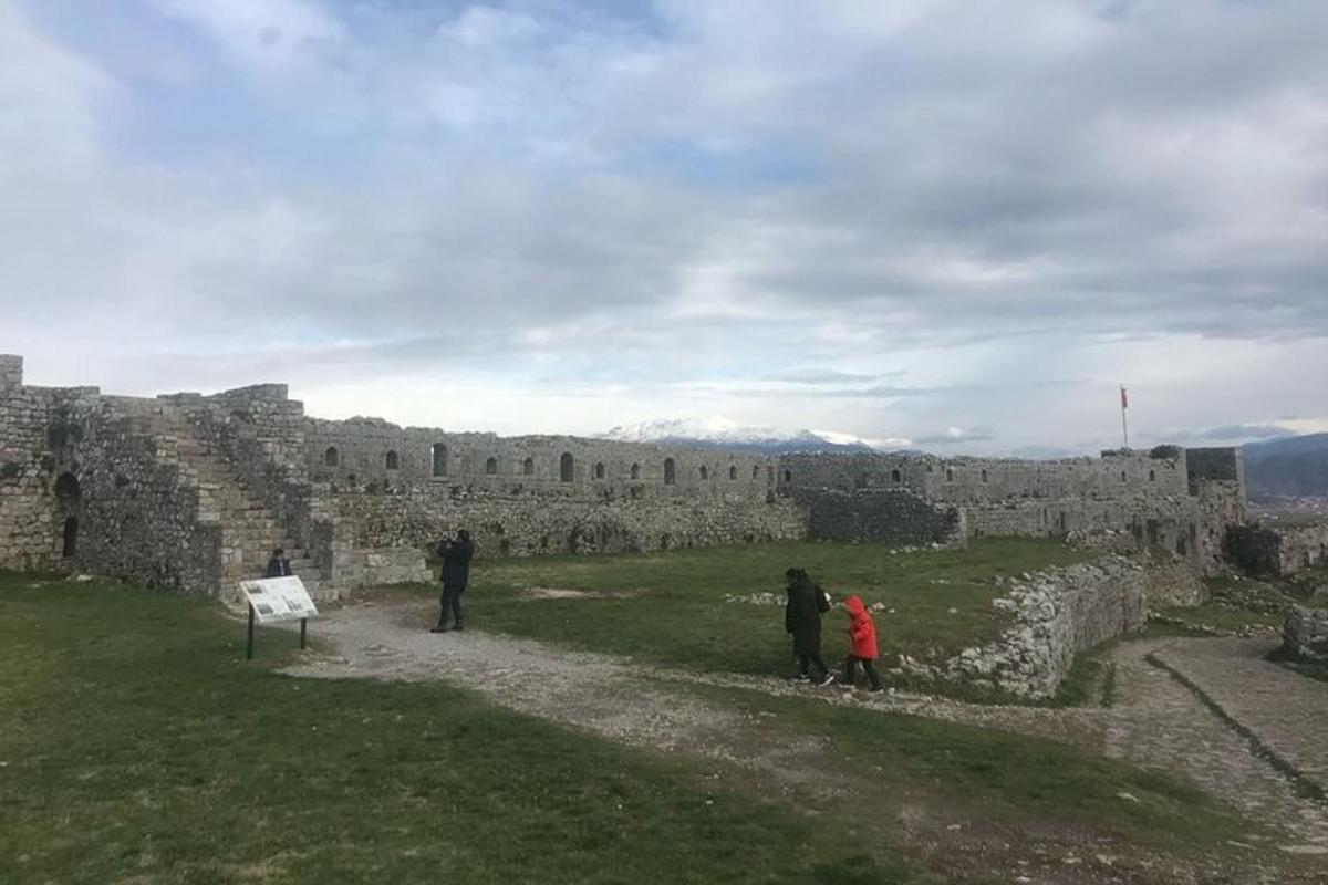 skupina lidí stojící na vrcholu hradu
