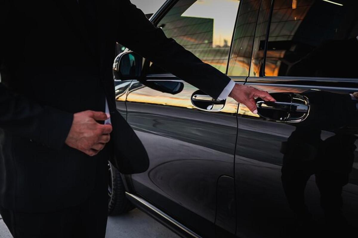 Un hombre está abriendo la puerta de un coche.