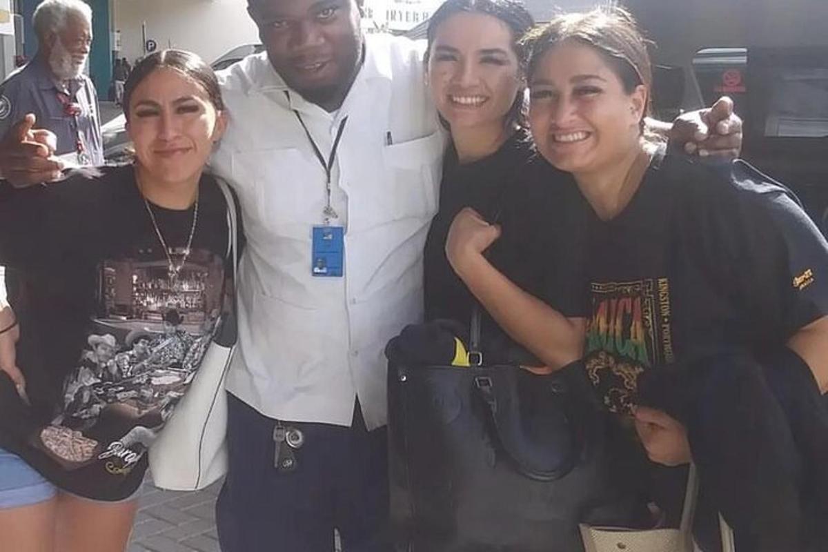 un gruppo di persone che posano per una foto