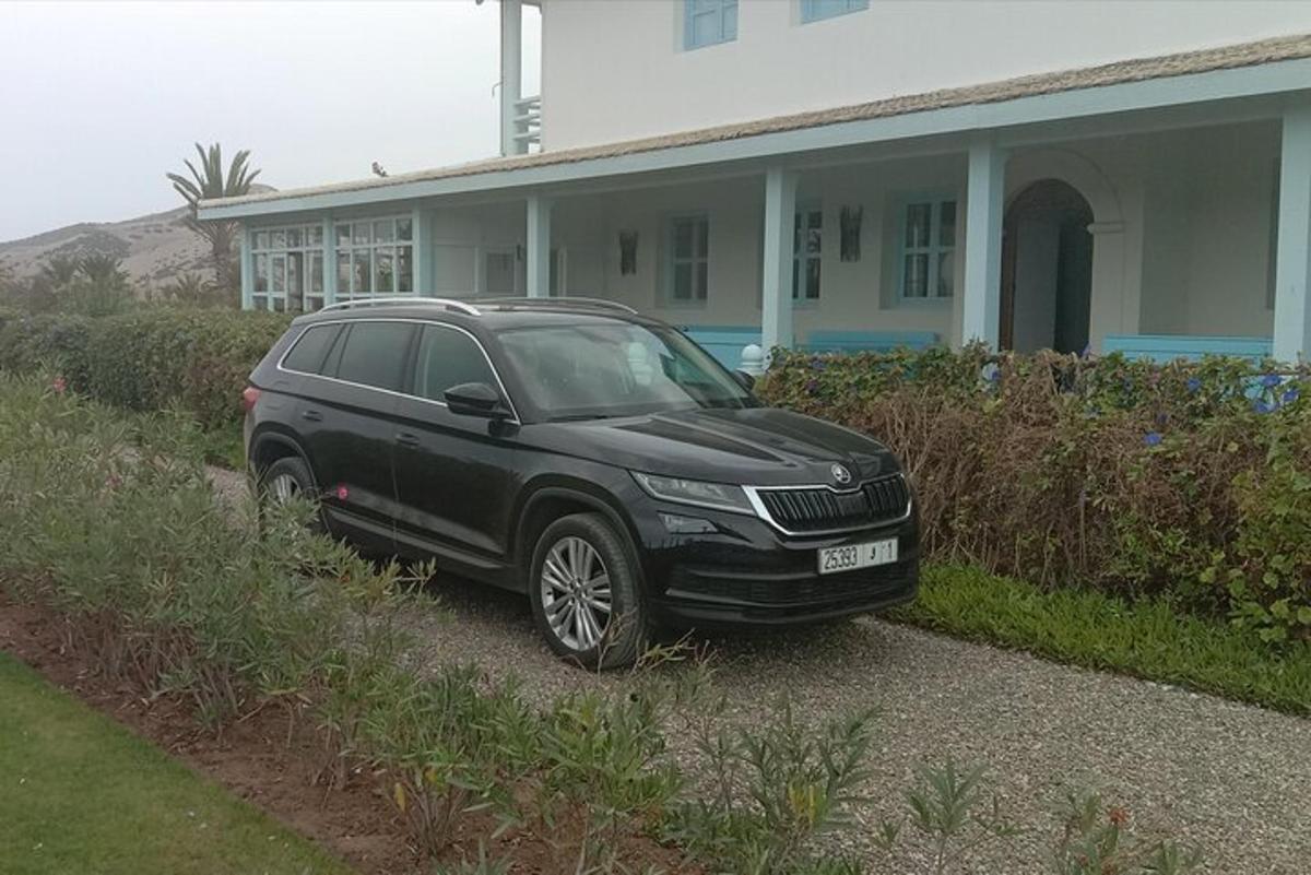 černé auto zaparkované před domem