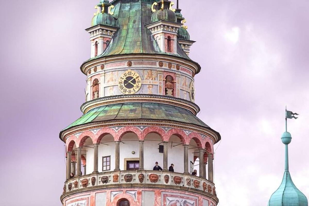una torre amb un rellotge a la part superior