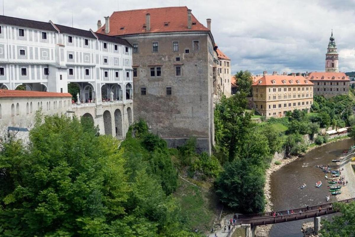 una vista di una città con un fiume e degli edifici