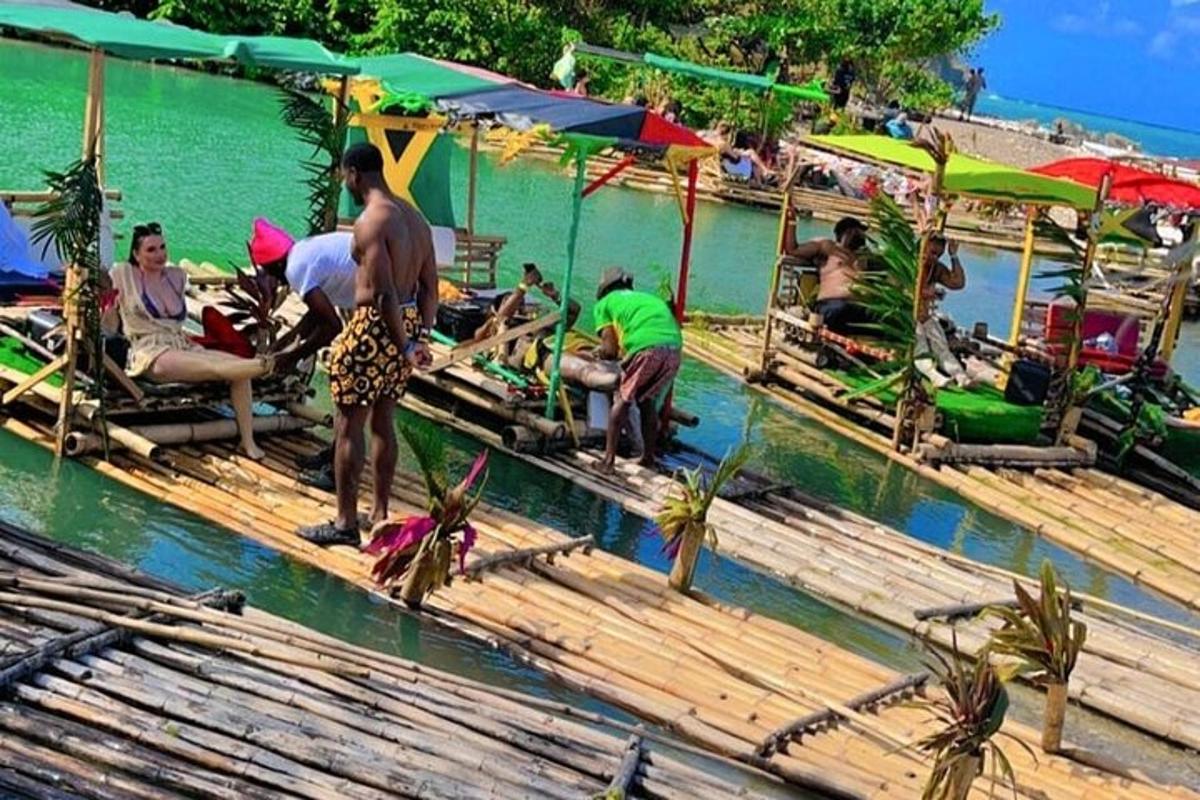 un gruppo di persone sedute su un molo in acqua