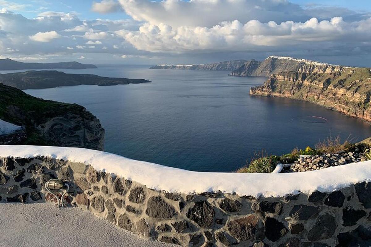 θέα σε ένα μεγάλο υδάτινο σώμα με βουνά