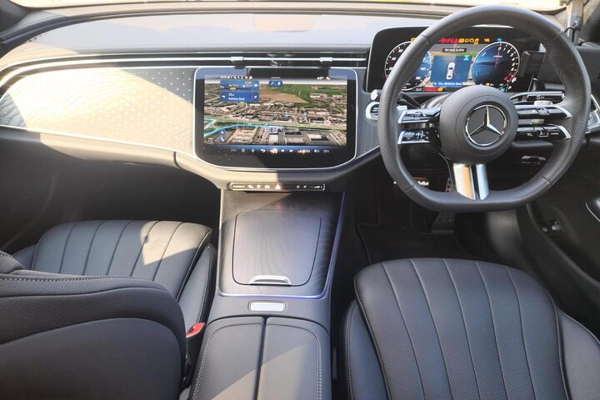 Μια άποψη του πιλοτηρίου ενός αυτοκινήτου Mercedes-Benz