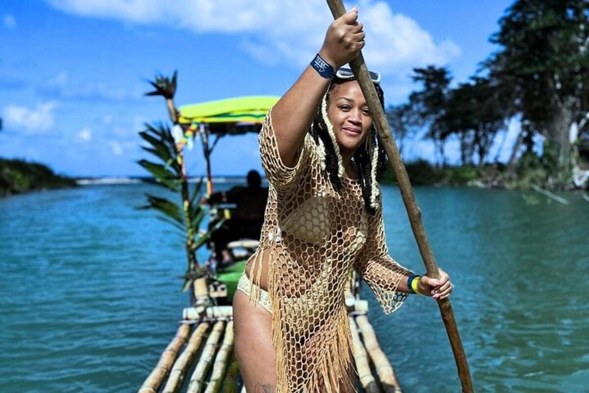 una donna sta remando una barca sull'acqua