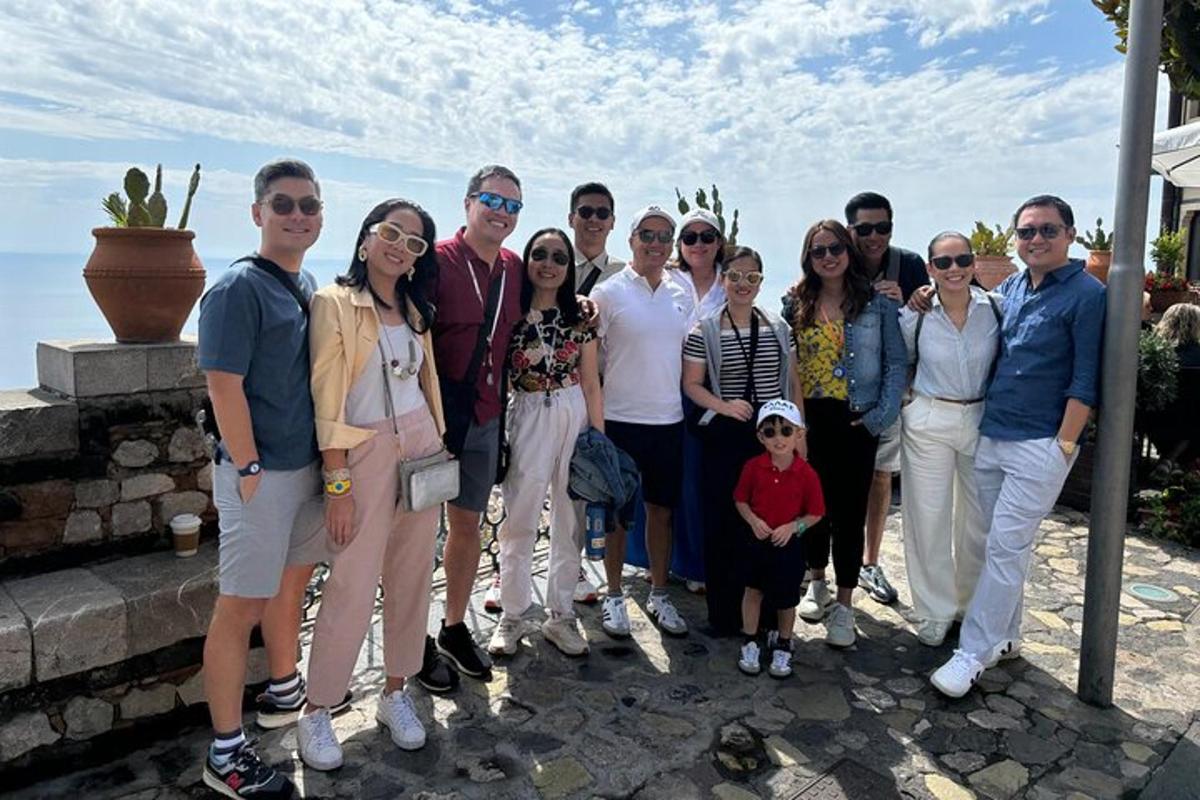 grupp inimesi, kes poseerivad pildi jaoks