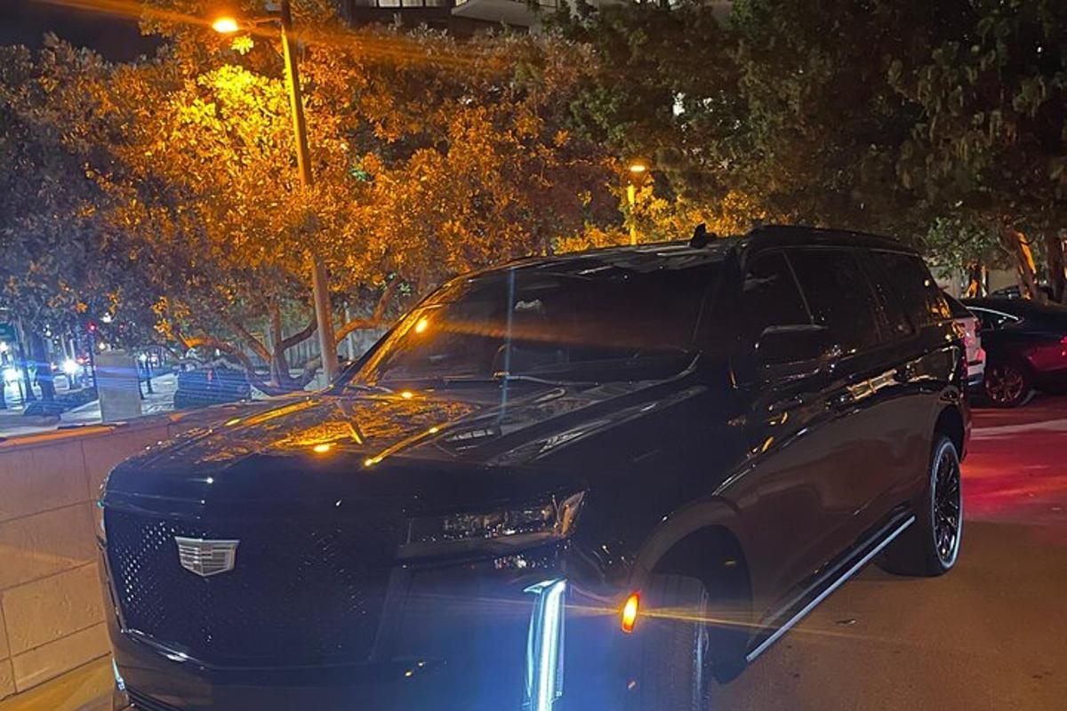 černé auto zaparkované v noci na ulici