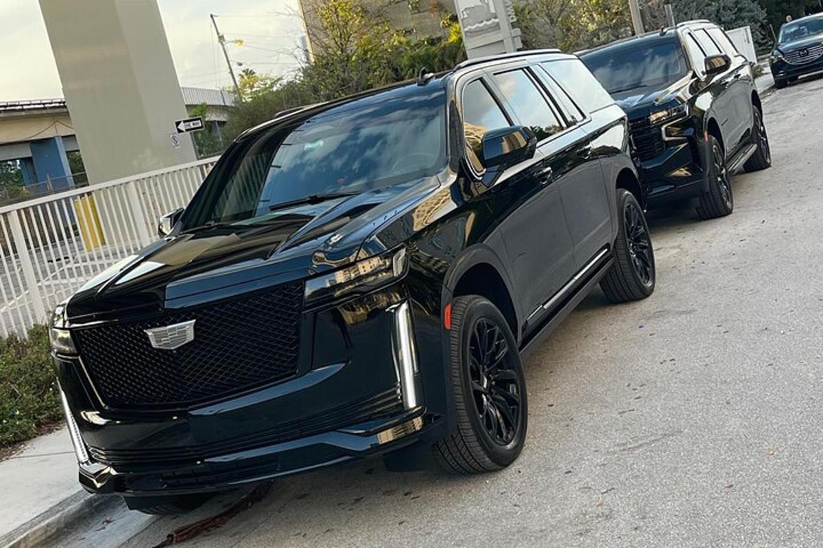 černé auto zaparkované na kraji ulice