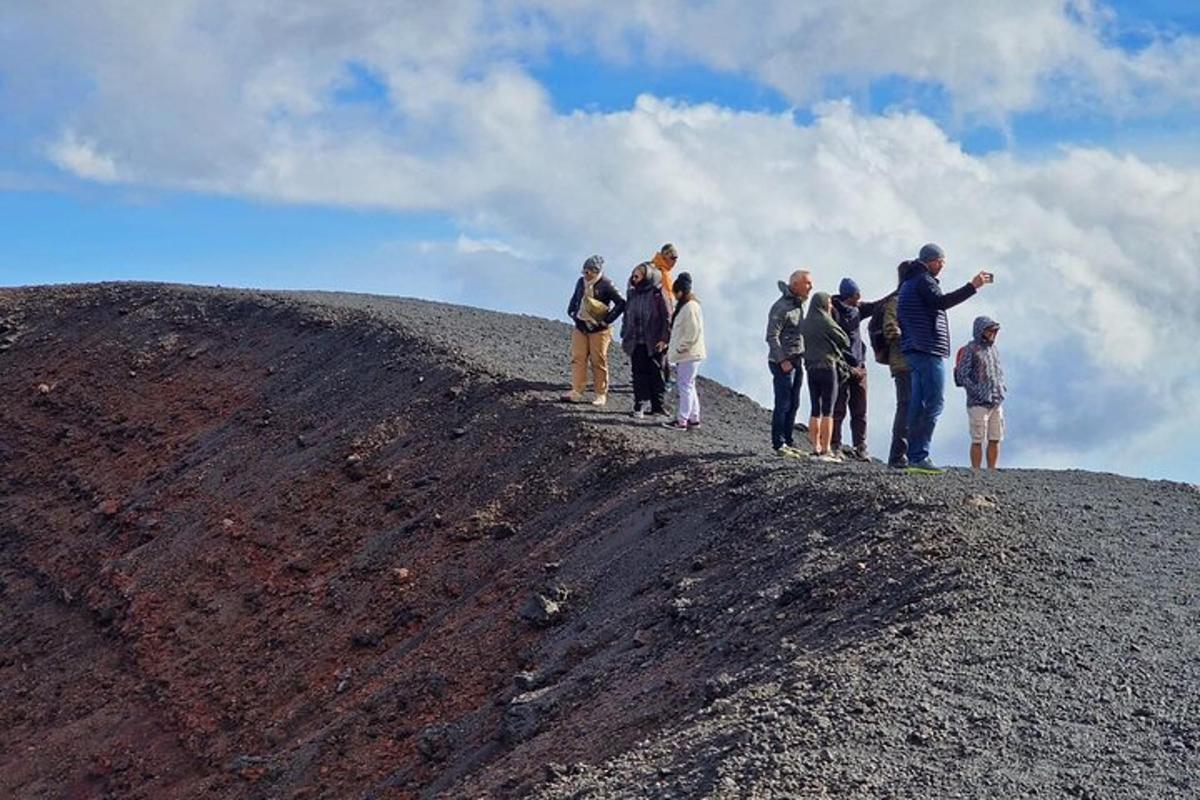 un groupe de personnes debout au sommet d'une colline