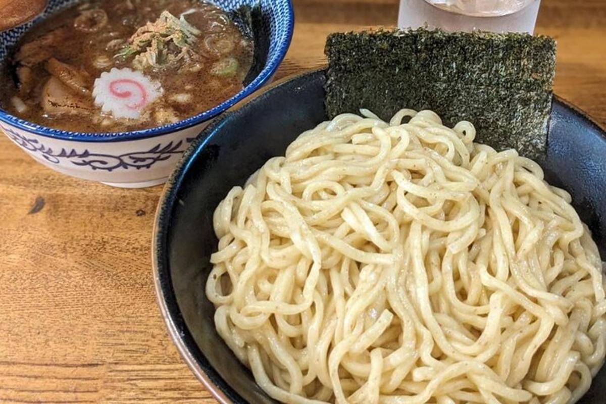 en skål nudler og en skål suppe