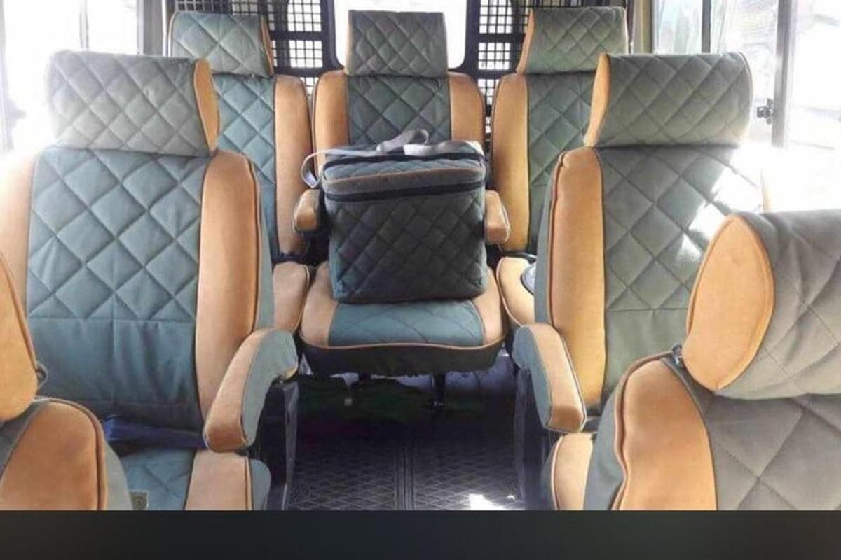skupina sedadel v autobuse