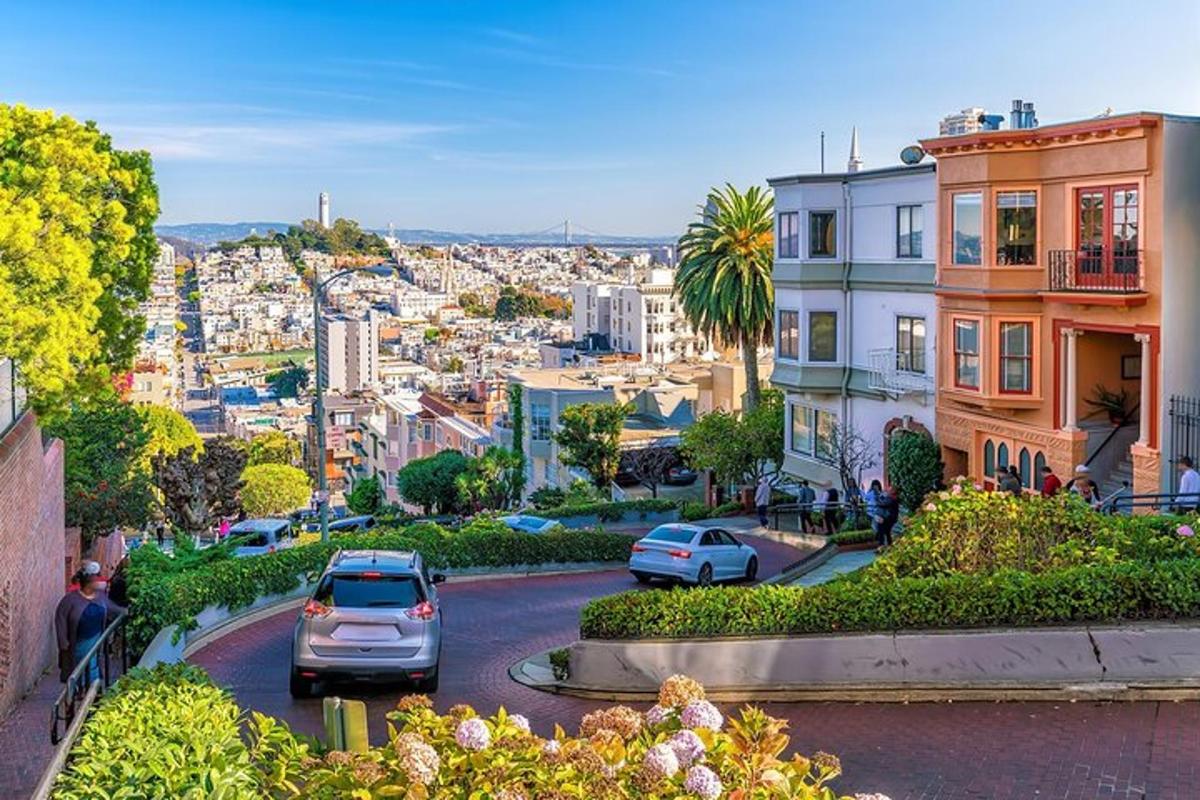 una vista di una città con auto parcheggiate su una strada