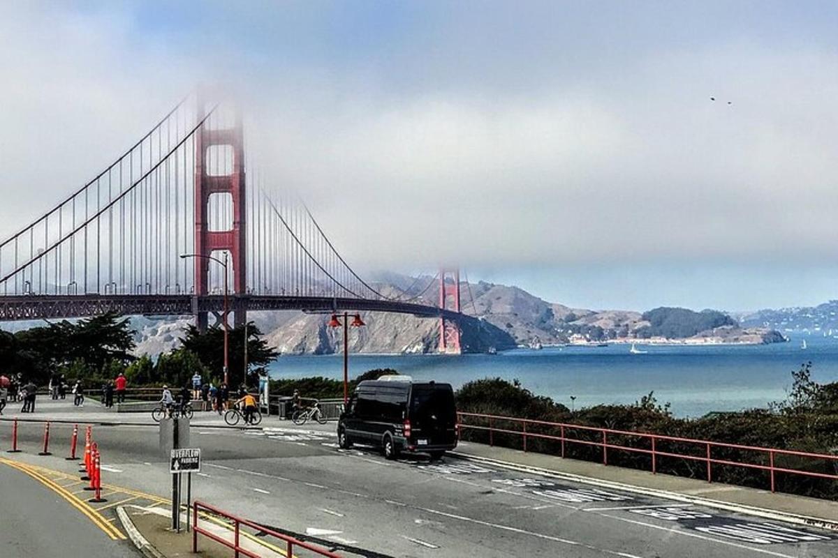 un furgone che passa davanti al Golden Gate Bridge