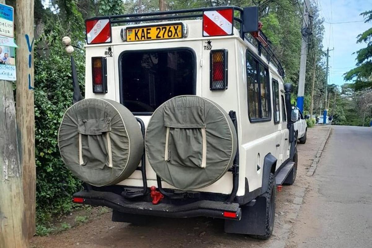autobus se dvěma sedadly na kraji silnice