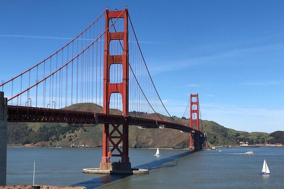 un ponte Golden Gate con barche in acqua