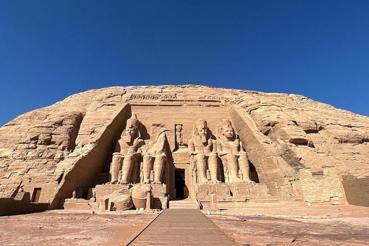 un edifici antic al desert sota un cel blau