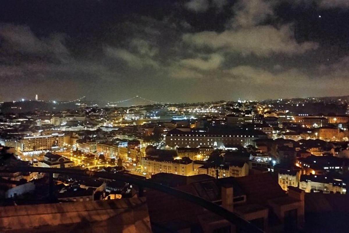 o vedere a unui oraș noaptea cu lumini