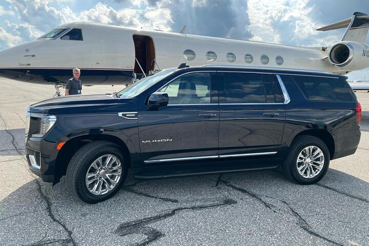 černé SUV zaparkované před letadlem
