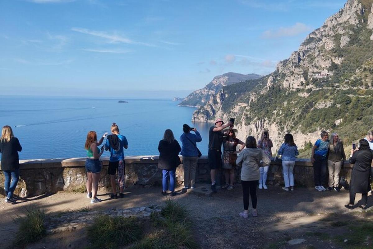 Skupina ljudi fotografira amalfijsko obalo