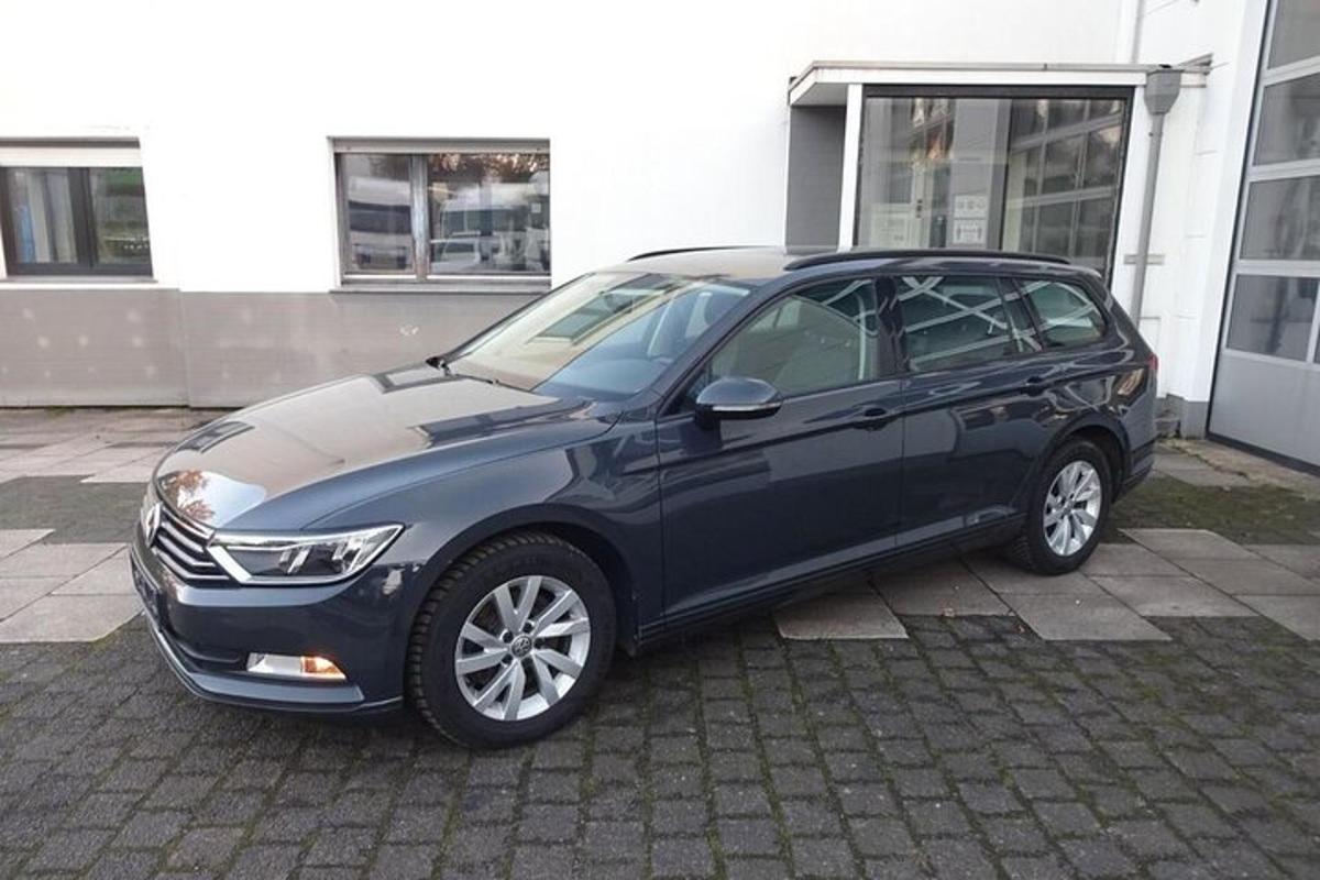 must auto pargitud hoone ette