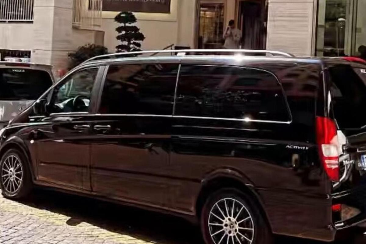 černá dodávka zaparkovaná na městské ulici