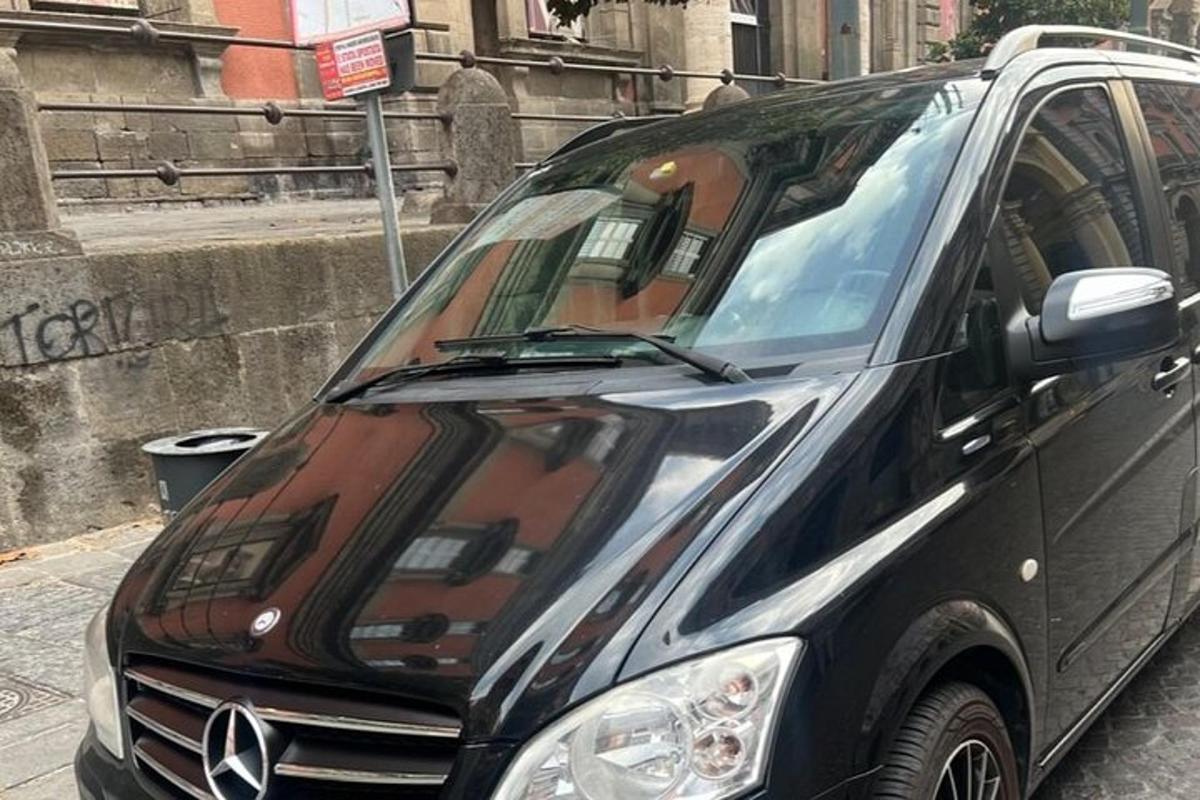 černá dodávka zaparkovaná na kraji ulice